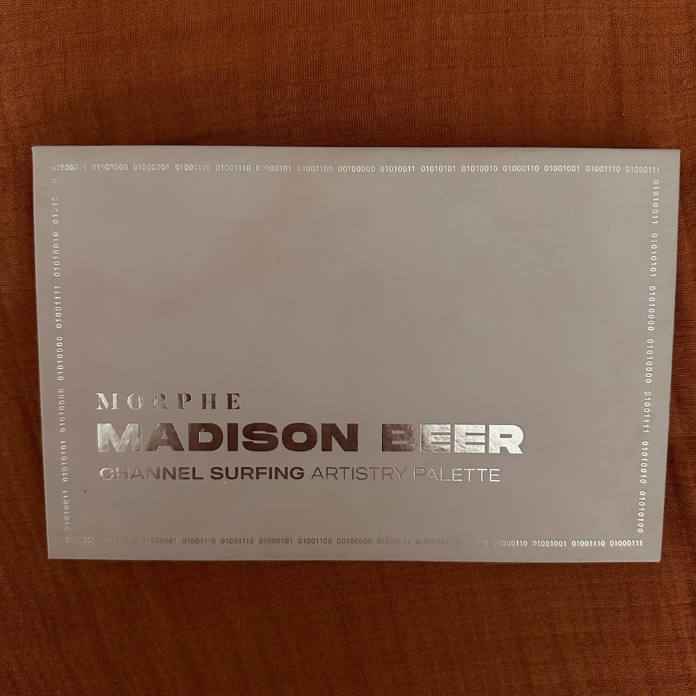 Morphe Madison Beer Channel Surfing palette